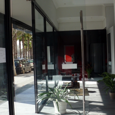 Puerta entrada con plinton