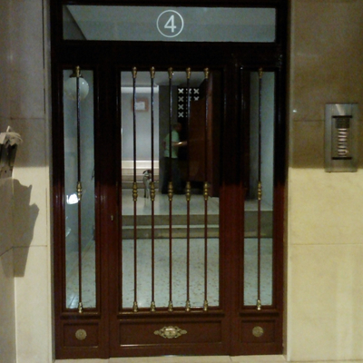 PUERTA ENTRADA EDIFICIO COMUNIDADES