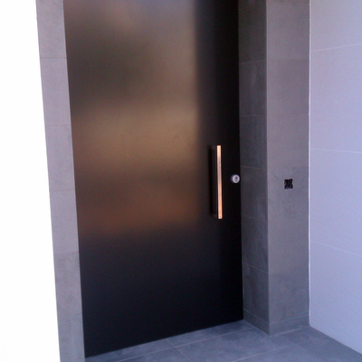 puerta entrada pivotante eje desplazado