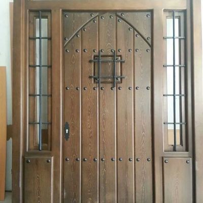 puerta entrada teñida en. nogal