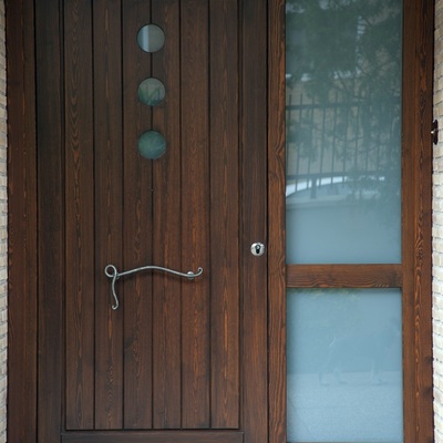 Puerta exterior de madera maciza