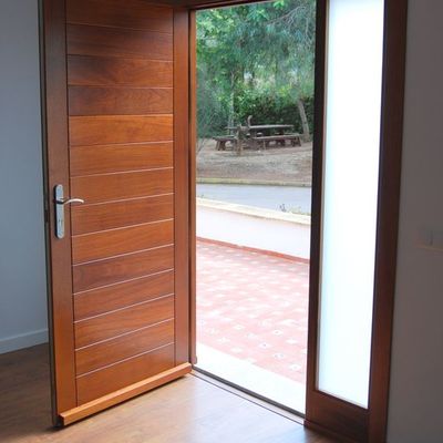 puerta de entrada a medida con fijo lateral