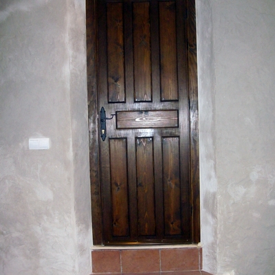 PUERTA FORRADA EN MADERA