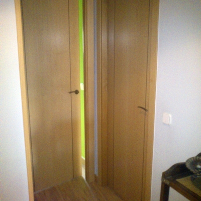 puerta haya con greca oscura