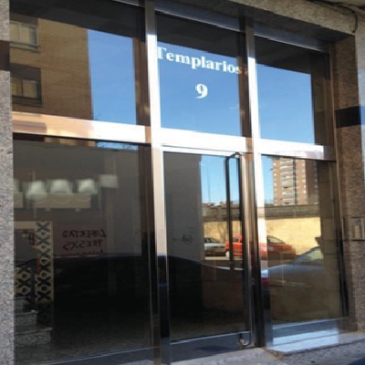 puertas de acero inoxidable.