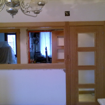 puerta junto cristalera grade