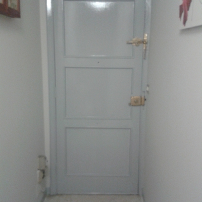 Puerta lacada en gris.