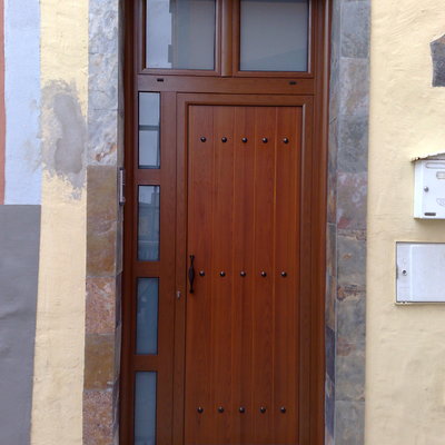 puerta con fijos lateral y superior en color madera