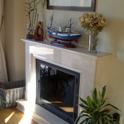 PUERTA METÁLICA CON CRISTAL MONTADA SOBRE CHIMENEA DE MÁRMOL