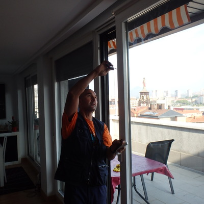 puerta oscilo paralela