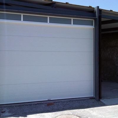 puerta seccional acanalada blanca