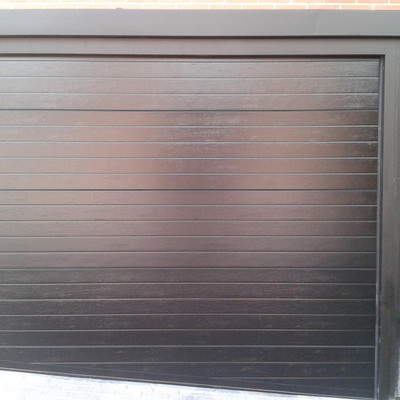 PUERTA SECCIONAL ACANALADA GRIS PLATEADO