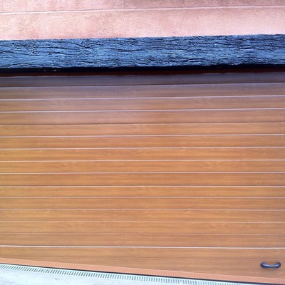 PUERTA SECCIONAL ACANALADA MADERA CLARA