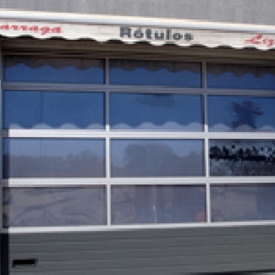 PUERTA SECCIONAL ACRISTALADA