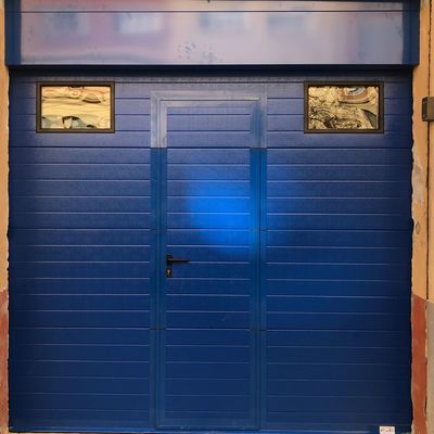 Puerta seccional color azul