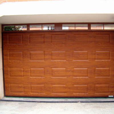 Puerta seccional color madera cuarterones