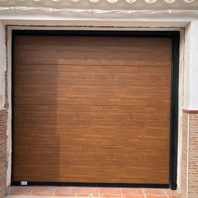 PUERTA SECCIONAL COLOR MADERA