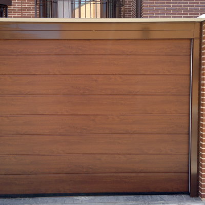 Puerta seccional color madera