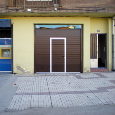 Puerta seccional con fijo de cristal blindado tipo espejo
