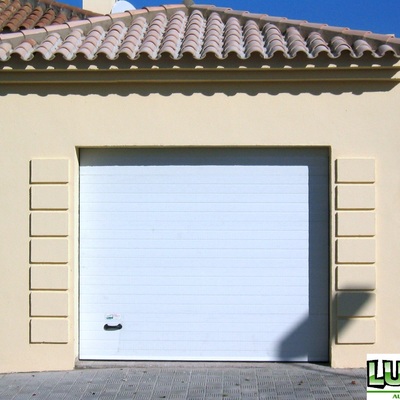 Puerta Seccional en color blanco