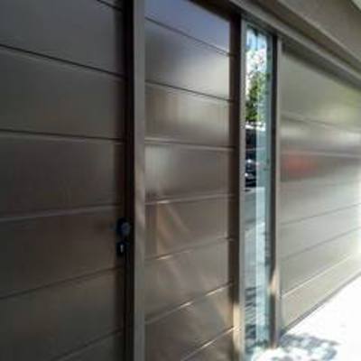 Puerta seccional con peatonal a juego