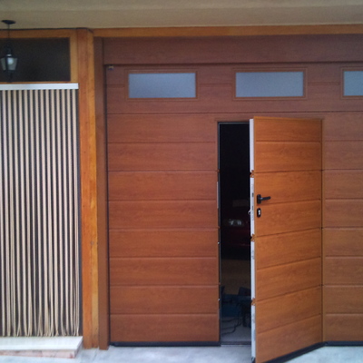 Puerta seccional con peatonal incorporada