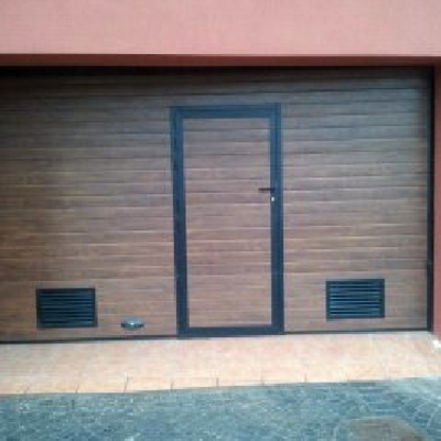 PUERTA SECCIONAL CON PUERTA PEATONAL