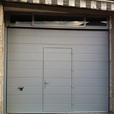 puerta seccional con puerta peatonal