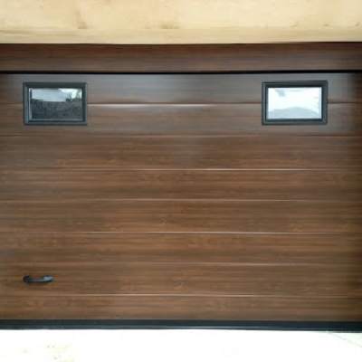 Puerta seccional imitacion madera oscura