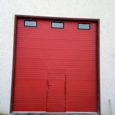 Puerta seccional industrial con peatonal incorporada