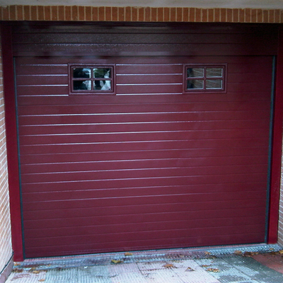 puerta seccional roja