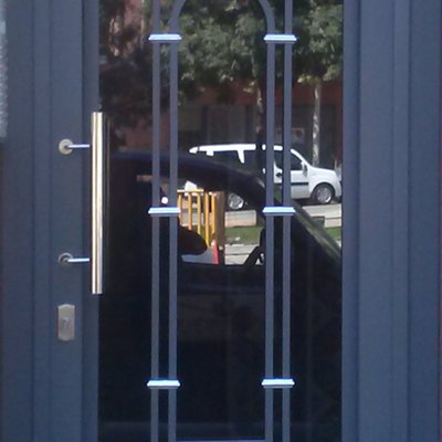 PORTAL DE EDIFICIO CON MACOLLAS INOX
