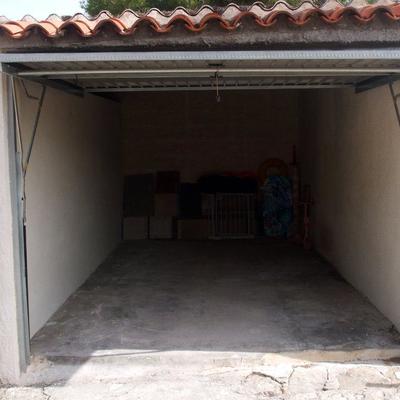 Puerta y muro en garaje privado