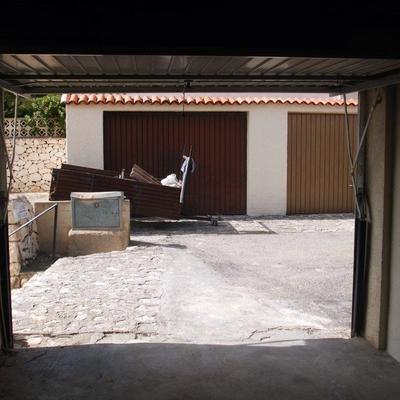 Puerta y muro en garaje privado