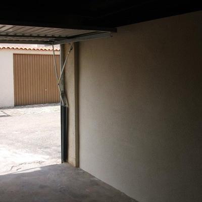 Puerta y muro en garaje privado