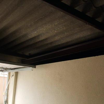 Puerta y muro en garaje privado