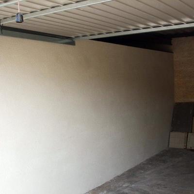 Puerta y muro en garaje privado