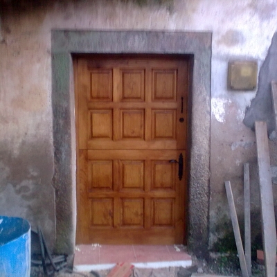 PUERTA Y POSTIGO EN CASTAÑO