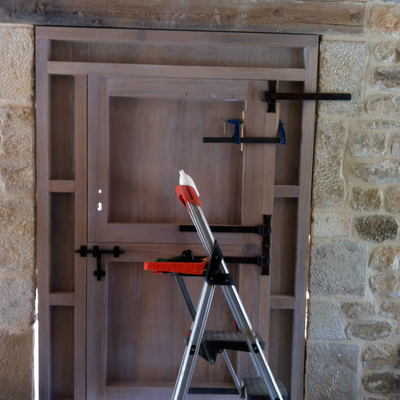 Puerta de entrada a masía