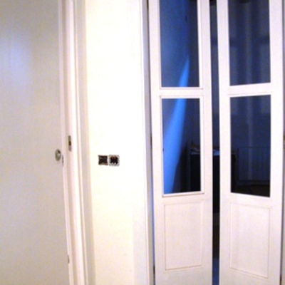 Puertas abatibles en DM pintado blanco con cristal