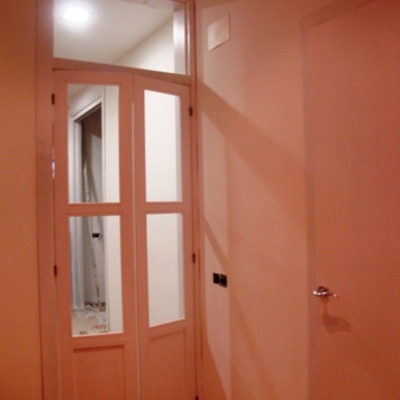Puertas abatibles en DM pintado blanco con cristal