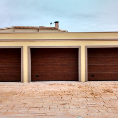 Puerta Seccional residencial acabado en madera