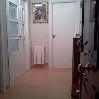 PUERTAS BLANCAS CON TARIMA HAYA