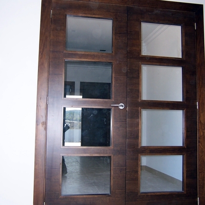 Puertas en maya horizontal lisa en pino tintado color nogal.  