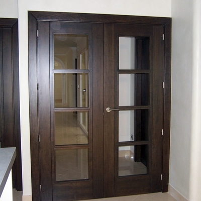 Puertas en pino tea tintado color wengue con inglete.  