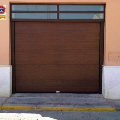puertas seccionales imitacion madera nogal