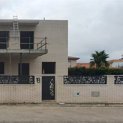 Conjunto de puertas y vallas diseño moderno