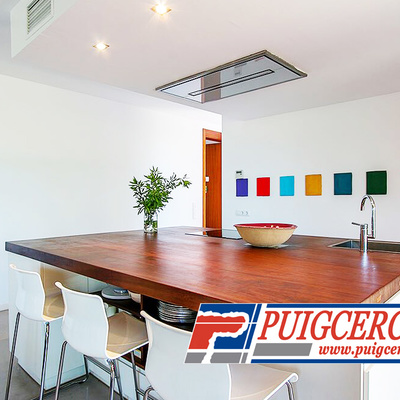 Cocina nueva estilo isla en chalet rústico-moderno