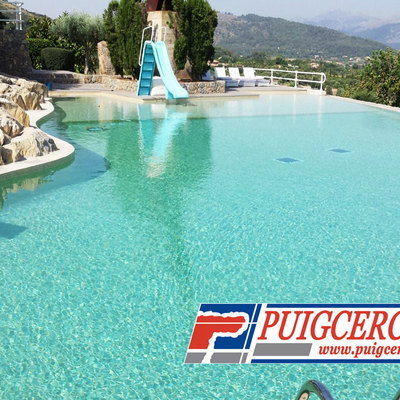 Piscina de obra con rebosadero de 27 m. x 16 m. aproximadamente.