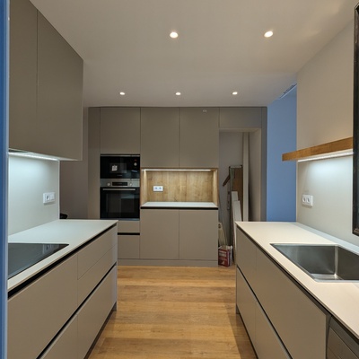 Cocina abarcando pasillo